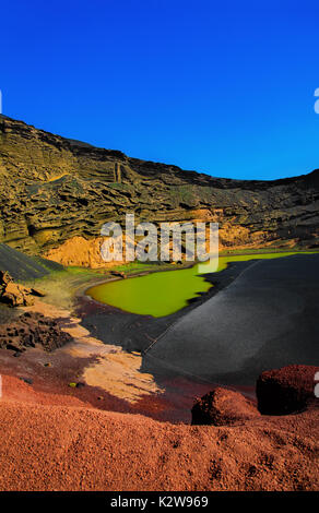 El Golfo, lago de los clicos, Charco verde, verde laguna, isola di Lanzarote, isole canarie. Foto Stock