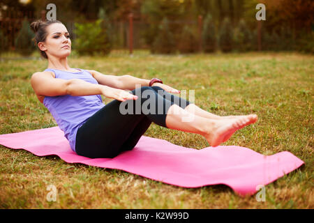 Buon allungamento aiuta ad evitare dolori muscolari Foto Stock