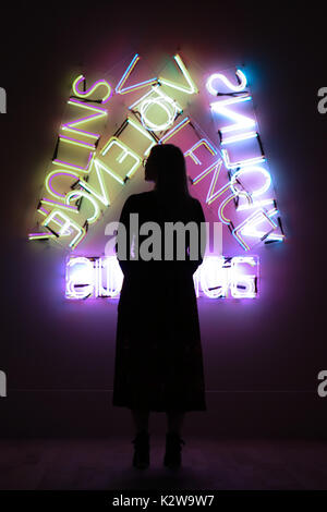 Neon luminoso sculture tra cui violini violenza silenzio ed eseguire dalla paura, divertimento dalla parte posteriore (1972), che dimostrano di Nauman il fascino esercitato con word play e spiritoso e uso di puns. Grandi installazioni scultoree comprese opere realizzate dal filo di tassidermia stampi di lupi e cervi e una ghisa stampo dell'artista nel retro. Dotato di: atmosfera dove: Londra, Regno Unito quando: 31 lug 2017 Credit: Dinendra Haria/WENN.com Foto Stock