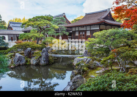 KYOTO, Giappone - 20 novembre: Ginkaku-ji di Kyoto, Giappone il 20 novembre 2013. Tempio Zen ufficialmente denominato Jisho-ji, costruito da Yoshimasa Ashikawa a serv Foto Stock