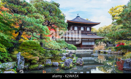 KYOTO, Giappone - 20 novembre: Ginkaku-ji di Kyoto, Giappone il 20 novembre 2013. Tempio Zen ufficialmente denominato Jisho-ji, costruito da Yoshimasa Ashikawa a serv Foto Stock