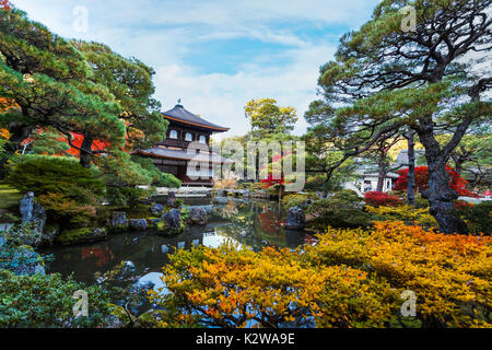 KYOTO, Giappone - 20 novembre: Ginkaku-ji di Kyoto, Giappone il 20 novembre 2013. Tempio Zen ufficialmente denominato Jisho-ji, costruito da Yoshimasa Ashikawa a serv Foto Stock