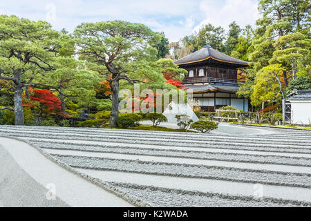 KYOTO, Giappone - 20 novembre: Ginkaku-ji di Kyoto, Giappone il 20 novembre 2013. Tempio Zen ufficialmente denominato Jisho-ji, costruito da Yoshimasa Ashikawa a serv Foto Stock