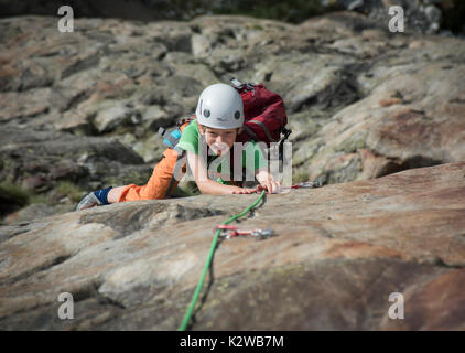 Un giovane ragazzo arrampicata su lastre al Burghutte in Fieschertal Foto Stock