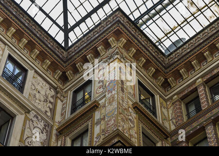 Le spalliere verniciato e le facciate decorate della Galleria Sciarra. Art Nouveau. Roma, Lazio, l'Italia, Giugno 2017 Foto Stock
