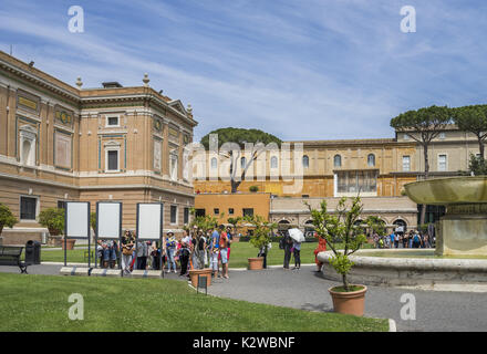 I turisti a piedi nel mondo luogo famoso Museo del Vaticano. Cristiano e i musei di arte nella Città del Vaticano. Roma, Italia, Giugno 2017 Foto Stock