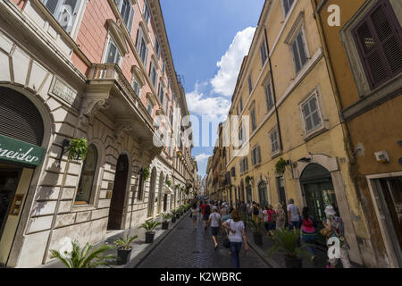 Vista della vecchia strada accogliente in italia a Roma. Architettura e punto di riferimento di Roma. cartolina di roma Foto Stock