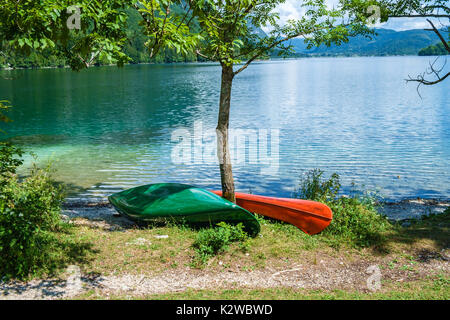 Canoe sulla riva del lago di Bohinj. Foto Stock