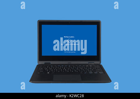 PC portatile - Installazione di aggiornamento software. Il lavoro in corso. PC su fondo azzurro Foto Stock