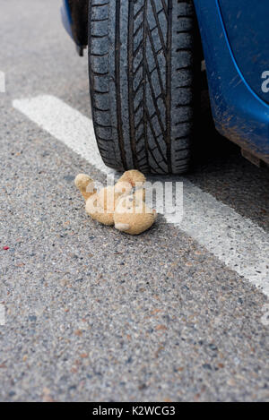 Toy recare nel sangue sotto le ruote per auto Foto Stock