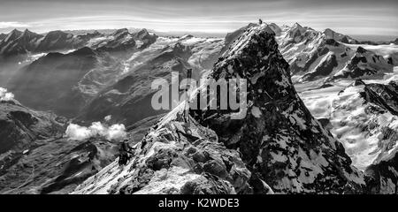 Gli alpinisti sulla vetta del Monte Cervino Foto Stock