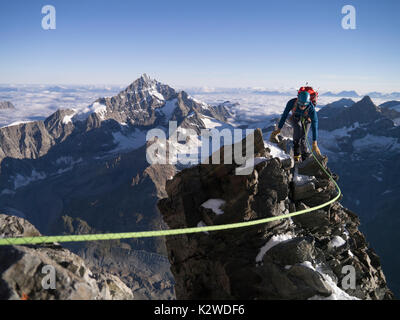 Un alpinista sulla spalla del Cervino Foto Stock