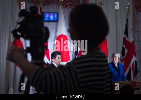 Il primo ministro Theresa Maggio e il suo omologo giapponese Shinzo Abe durante una conferenza stampa al Palazzo Akasaka membro guesthouse in Tokyo come parte della sua visita in Giappone. Foto Stock