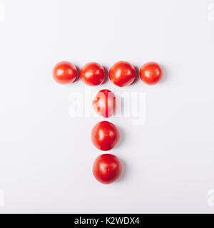 Pomodori rossi nella forma della lettera 'T' su sfondo bianco Foto Stock