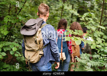 Gli adolescenti con zaini trekking nella foresta. La vacanza estiva. Foto Stock