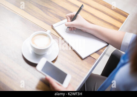 Lavorando in cafe a rottura Foto Stock