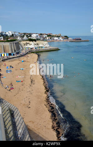 La spiaggia e la passeggiata lungomare a Broadstairs nel Kent in una trafficata Agosto Bank Hoiliday weekend Foto Stock