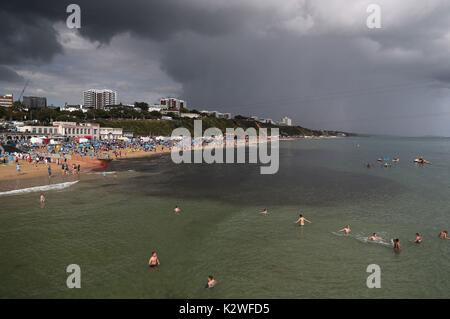 Nuvole scure si riuniscono su Bournemouth Beach durante il primo giorno di questo anno di Bournemouth Air Festival. Foto Stock