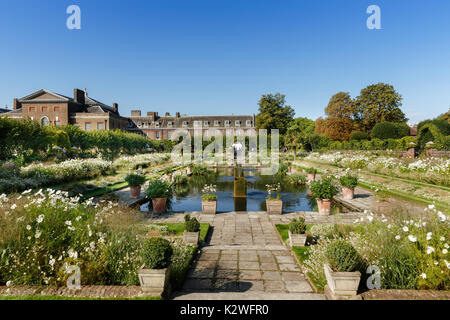 Il giardino bianco nei giardini di Kensington Palace di Londra, creata dal Royal giardinieri in memoria di Lady Diana, principessa di Galles. Foto Stock