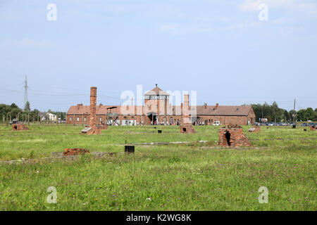 Il campo di concentramento nazista di Auschwitz Birkenau, vicino alla città di Oświęcim, Polonia, fotografato il 25 agosto 2017. L'ingresso principale per la camma Foto Stock