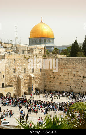 Montagna del Tempio e Cupola della Roccia e il Muro Occidentale, noto come il Muro del Pianto. La città vecchia di Gerusalemme, Israele Foto Stock