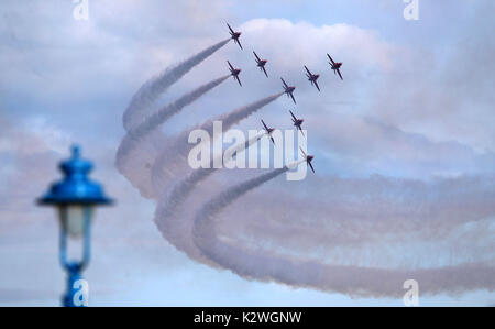 Le frecce rosse di eseguire oltre Bournemouth Beach durante il primo giorno di questo anno di Bournemouth Air Festival. Foto Stock