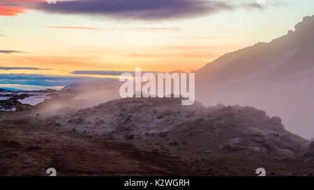 Tramonto sopra il fumante fumarole a Hverarönd, Myvatn, Islanda Foto Stock