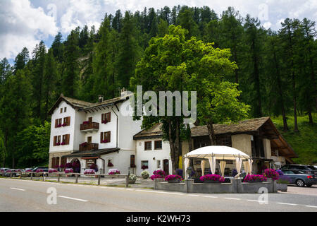 Plaun da Lej, Grigioni, Svizzera - 27 luglio 2017. Ristorante Cristallina sulla riva del lago di Sils, vicino a Saint Moritz in Svizzera. Foto Stock