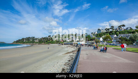 Francia, Bretagna Cotes d'Armor dipartimento, Côte de Granit Rose (costa di granito rosa), Perros-Guirec, vista della spiaggia di Trestraou Foto Stock