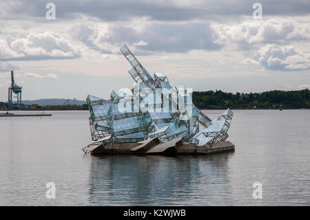 Lei si trova una scultura dell'artista Monica Bonvicini, galleggia sull'acqua in Oslofjord fuori Oslo Opera House. Foto Stock