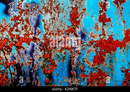 Abstract di coloratissimi arrugginendo metallo in modo che essa assomigli forse una veduta aerea di un paesaggio Foto Stock