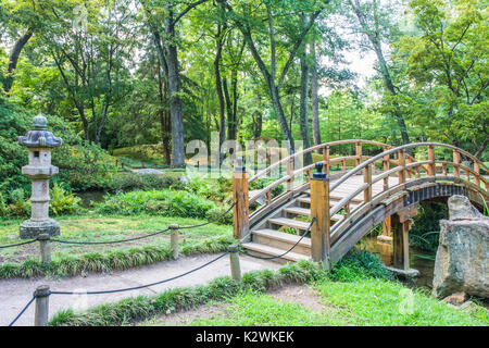 Ponte di legno in Giardini Giapponesi, Maymont station wagon, Richmond, Virginia. Foto Stock