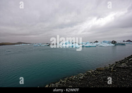 Iceberg di Jokulsarlon laguna, al di sotto del ghiacciaio Breidamerkurjokull, Sudhurland, Islanda. Foto Stock