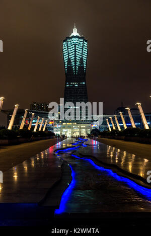 Wulinn vista piazza centro globale torre illuminata di notte Foto Stock