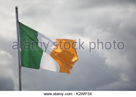 Il triclour irlandese, bandiera della Repubblica di Irlanda, al vento a Dublino in un giorno d'estate. Foto Stock