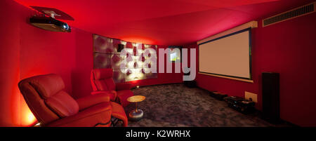 Camera di pellicola in una casa privata, le pareti di colore rosso Foto Stock