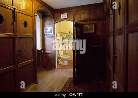 Un pannellate di legno uomini restroom al 67 camera Coe Hall presso la piantagione di campi Arboretum in Oyster Bay, Long Island, New York. Foto Stock