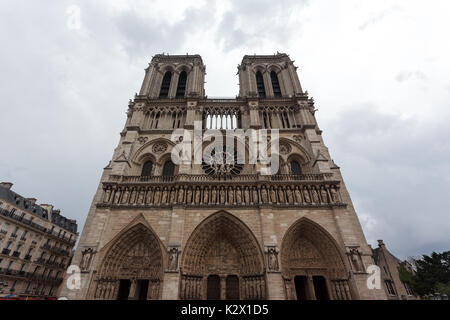 La cattedrale gotica di Notre Dame è la chiesa più famosa di Parigi capitale della Francia. Uno dei migliori esempi di architettura gotica francese. Foto Stock