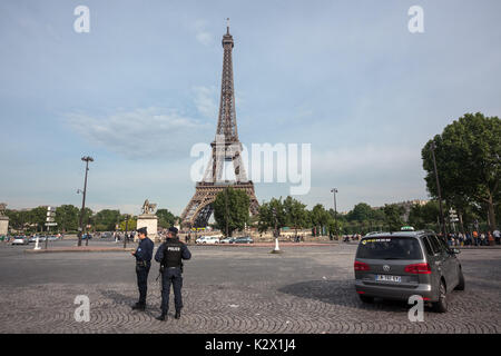 Parigi con la torre Eiffel come è il più importante punto di riferimento in città. Foto Stock