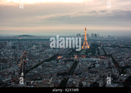 Parigi con la torre Eiffel come è il più importante punto di riferimento in città. La vista dal panorama di Montparnasse tower. Foto Stock