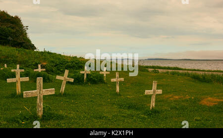 Croci di legno sulle tombe non marcate accanto all'Oceano Atlantico, Grande Penisola Settentrionale, Terranova, Canada Foto Stock