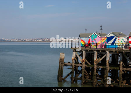 Pittoresca spiaggia di capanne sul molo a Southend guardando verso Westcliff-on-Sea Foto Stock