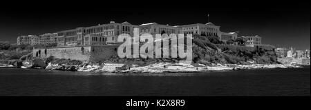 Visualizzazione Bianco e nero del Centro Congressi Villa Bighi, Triq Marina, Il-Kalkara, Malta - Vista dal Grand Harbour, Valletta, Malta Foto Stock