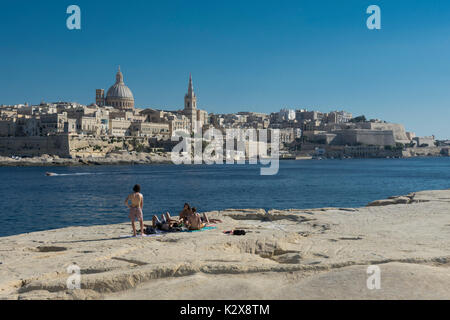 Vista panoramica di La Valletta, Malta, da Sliema, guardando attraverso il Porto Marsamxett Harbour Foto Stock