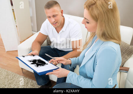 Paziente Guardando Rorschach Inkblot detenute dalla femmina psicologo Foto Stock