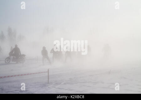 Ski Joring persone su un lago ghiacciato Foto Stock