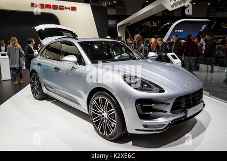 Bruxelles - Jan 19, 2017: Porsche Macan GTS auto sul display a Bruxelles Autosalon motor show. Foto Stock