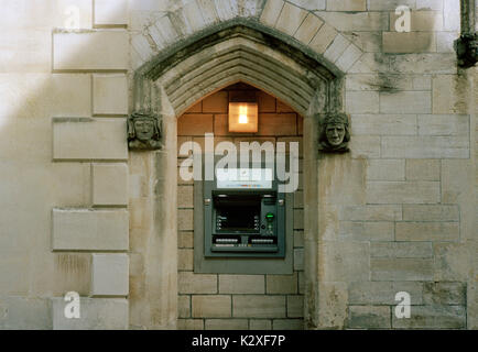 Macchina atm in Bradford on Avon nel Wiltshire in Inghilterra in Gran Bretagna nel Regno Unito Regno Unito Europa. Foto Stock