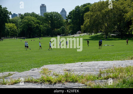 Per coloro che godono di tempo soleggiato al Sheep Meadow nel central park di new york, ny Foto Stock