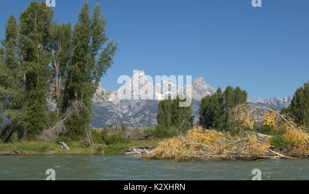 Vista panoramica del Grand Tetons mountain range da Snake River in Grand Teton National Park, WY Foto Stock